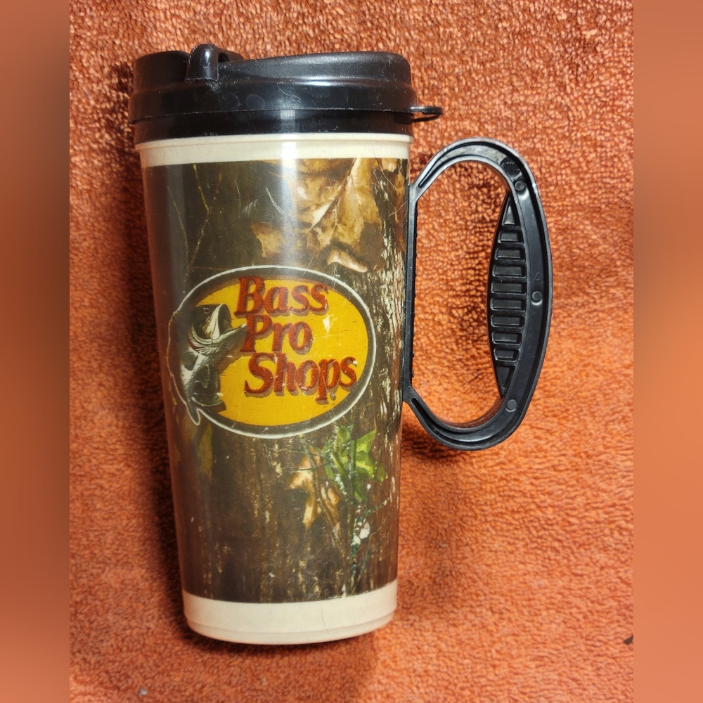 Vintage Bass Pro shops Mossy Oak Break-Up insulated coffee mug.